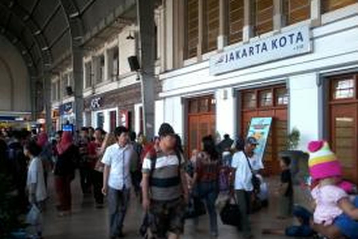 Suasana di Stasiun Jakarta Kota.