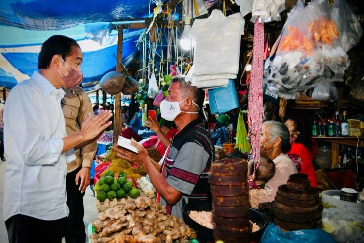 Presiden Joko Widodo saat membagikan bantuan langsung tunai bagi para pedagang kaki lima dan warung di Pasar Induk Sidikalang, Kabupaten Dairi, Provinsi Sumatera Utara, pada Kamis (3/2/2022).