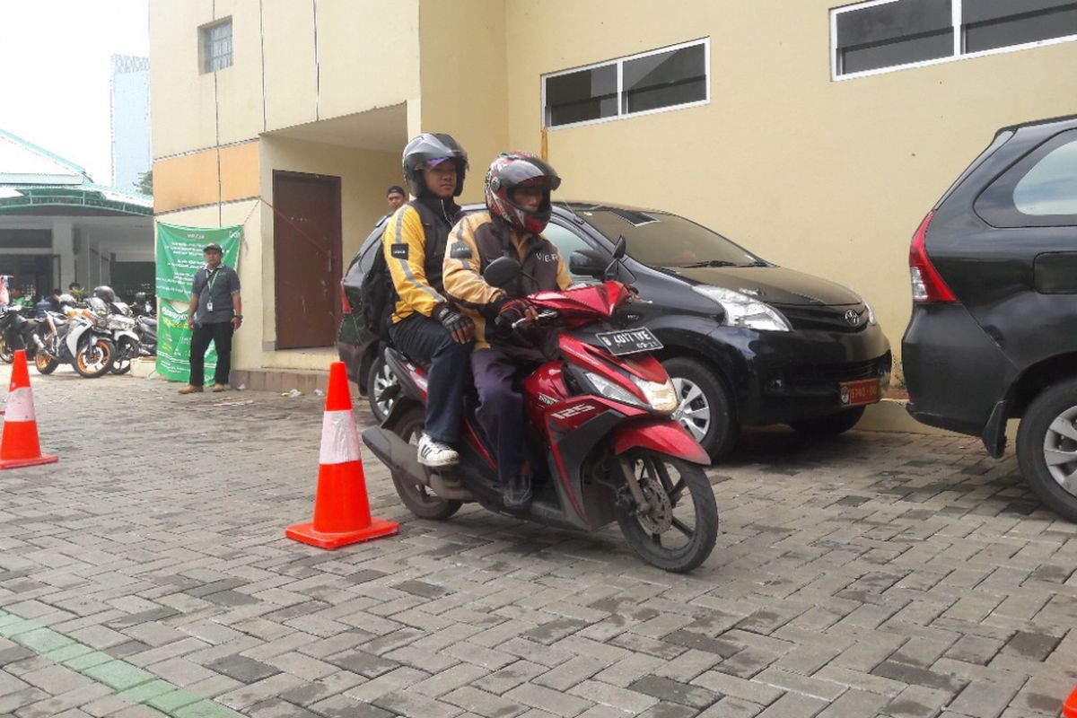 Ujian keselamatan berkendara dalam proses migrasi driver Uber di GOR Bendungan Hilir, Jakarta Pusat, Jumat (6/4/2018).