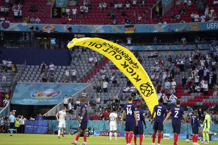 Para pemain tim nasional Jerman melihat aktivis Greenpeace mendarat di Allianz Arena, jelang laga Euro 2020 melawan Perancis pada 15 Juni 2020.