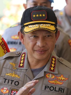 Kapolri Jenderal Tito Karnavian (tengah) berjalan memasuki Rumah Sakit Bhayangkara Polda Jawa Timur, Surabaya, Jawa Timur, Senin (19/8/2019). Kedatangannya untuk menjenguk anggota polisi Aiptu Agus Sumartono yang dirawat di rumah sakit itu akibat diserang seorang pelaku tidak dikenal yang diduga simpatisan ISIS, saat bertugas di Polsek Wonokromo, Surabaya Sabtu (17/8/2019). ANTARA FOTO/Didik Suhartono/ama.