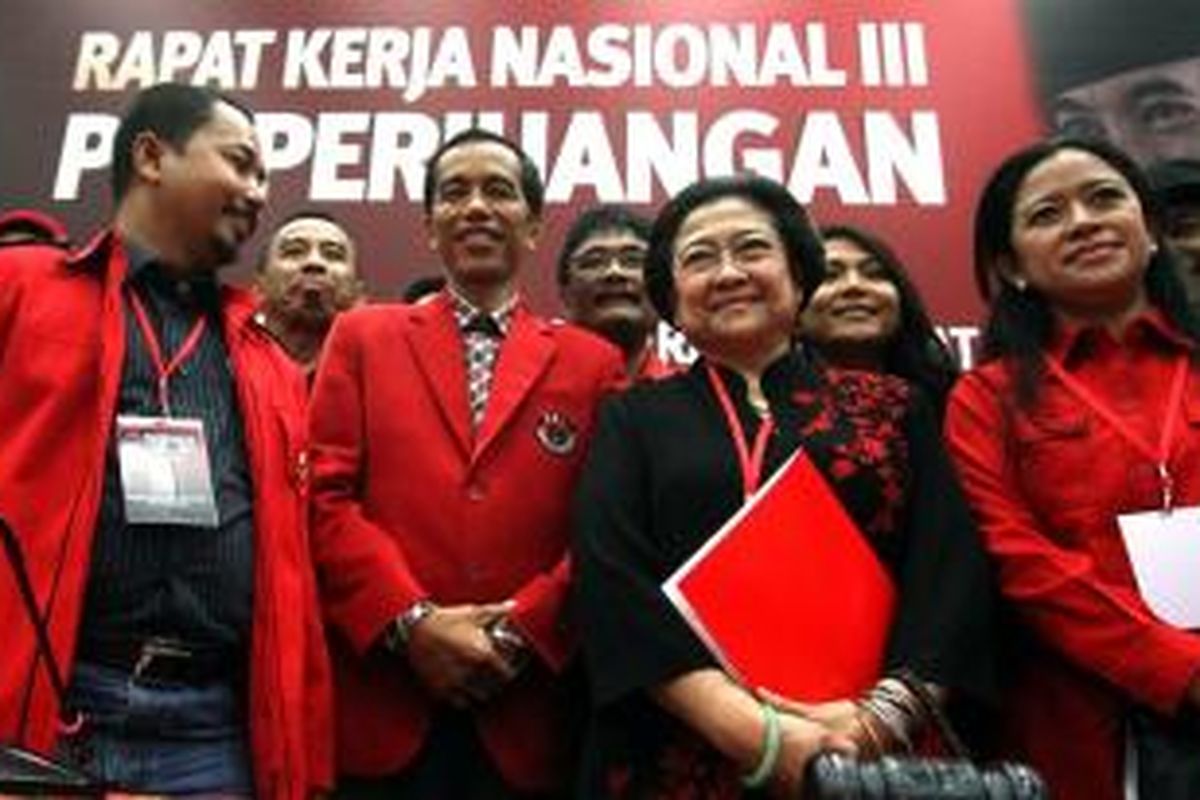 Ketua Umum Partai Demokrasi Indonesia Perjuangan Megawati Soekarnoputri (dua kanan) berfoto bersama Gubernur DKI Jakarta Joko Widodo (dua kiri) dan Ketua Panitia Rakernas III PDIP Puan Maharani (kanan) usai mengikuti acara penutupan di Ancol, Jakarta, Minggu (8/9/2013). Jokowi yang merupakan kader PDI Perjuangan tersebuyt digadang-gadang akan menjadi calon presiden dari PDI Perjuangan dalam pilpres 2014 mendatang.  