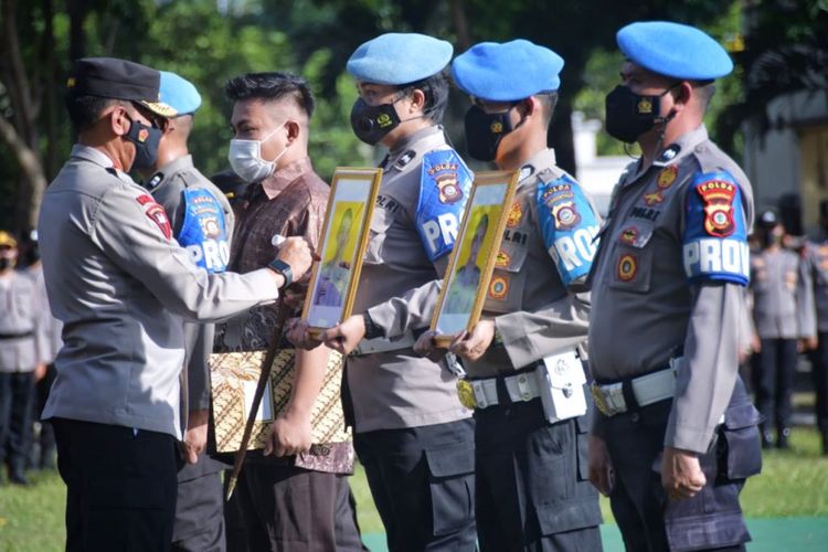 Pemberhentian Tidak Dengan Hormat (PTDH) 3 anggota Polda Gorontalo yang terbukti melanggar kode etik profesi Polri. Upacara pemecatan ini dipimpin Kapolda Irjen Pol Dr Akhmad Wiyagus.