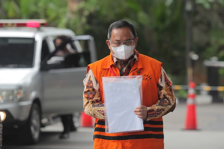 Tersangka mantan Bupati Musi Banyuasin Dodi Reza Alex  bersiap menjalani pemeriksaan di gedung KPK, Jakarta, Kamis (4/11/2021). KPK  memeriksa Dodi Reza Alex sebagai tersangka terkait kasus dugaan suap proyek infrastruktur di Kabupaten Musi Banyuasin. ANTARA FOTO/ Reno Esnir/hp. *** Local Caption *** 
   