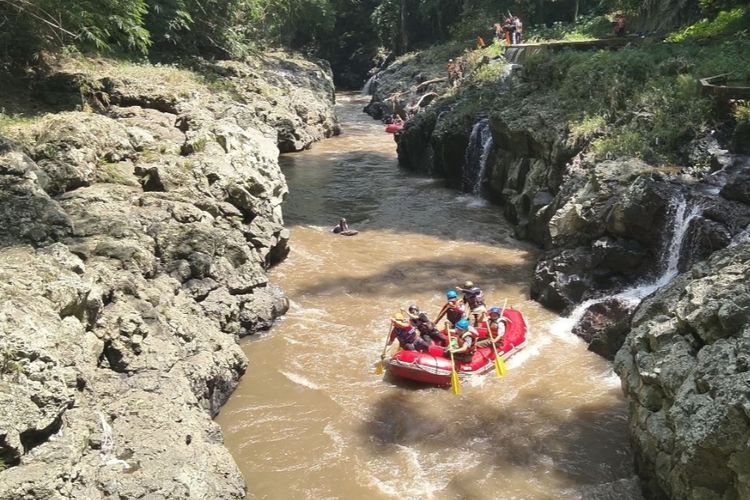 Tim SAR gabungan saat melakukan operasi pencarian bocah bernama Kurt Cobain (4) yang hanyut di aliran Sungai Brantas, Kota Malang, Jawa Timur. 