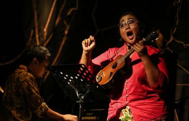 Endah Laras menyanyikan puisi dari Joko Pinurbo atau Jokpin di Bentara Budaya, Jakarta, Kamis (5/4/2018). Bentara Budaya Jakarta menggelar pementasan puisi bernyanyi dengan mengusung tema Kata Jokpin dengan penyanyi seperti Endah Laras, Oppie Andaresta dan Windy Setiadi.