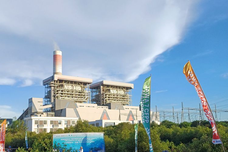 Perwakilan dari Indonesia dan Tiongkok melakukan penanaman mangrove di PLTU Jawa 7, Serang, Banten, pada Minggu (18/5/2025) sebagai bagian dari peringatan 75 tahun hubungan diplomatik kedua negara dan komitmen bersama terhadap pelestarian lingkungan.