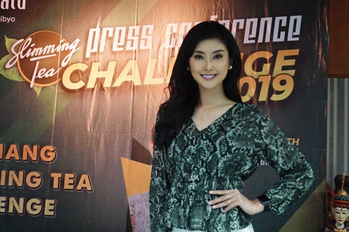 Miss International 2017 Kevin Liliana diabadikan dalam acara Pengumuman Pemenang Slimming Tea Challange yang digelar di Graha Mustika Ratu, Pancoran, Jakarta Selatan, Jumat (22/11/2019).