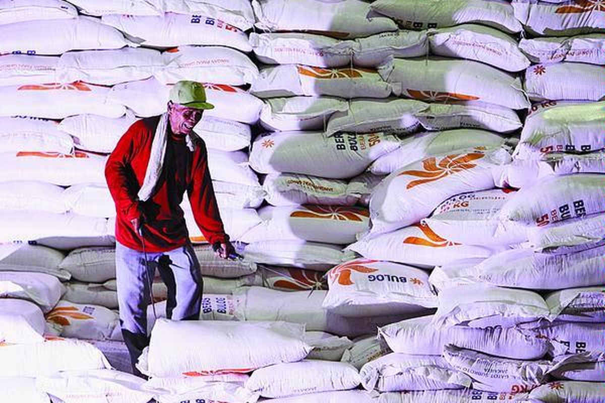 Buruh pikul mengangkut beras.