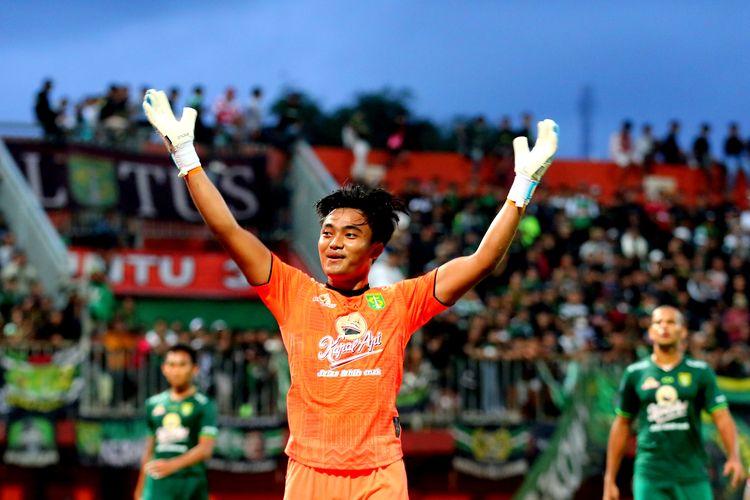 Penjaga gawang Persebaya Surabaya Ernando Ari Sutaryadi selebrasi seusai mengalahkan Madura United saat pertandingan pekan ke-21 Liga 1 2022-2023 yang berakhir dengan skor 0-2 di Stadion Gelora Ratu Pamelingan Pamekasan, Minggu (29/1/2023) sore.