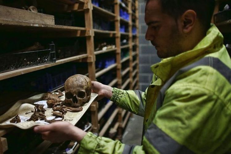 Arkeolog menemukan kerangka manusia yang diperkirakan berusia lebih dari 600 tahun di lokasi proyek jalur kereta api Crossrail di London, Inggris.