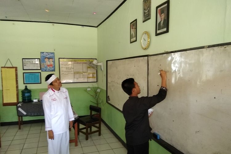 Bupati Purwakarta Dedi Mulyadimenyosialisasikan program baru Kemis Poe Welas Asih atau Kamis Hari Kasih Sayang kepada pelajar di SMPN 5 Purwakarta pada Rabu (6/9/2017).