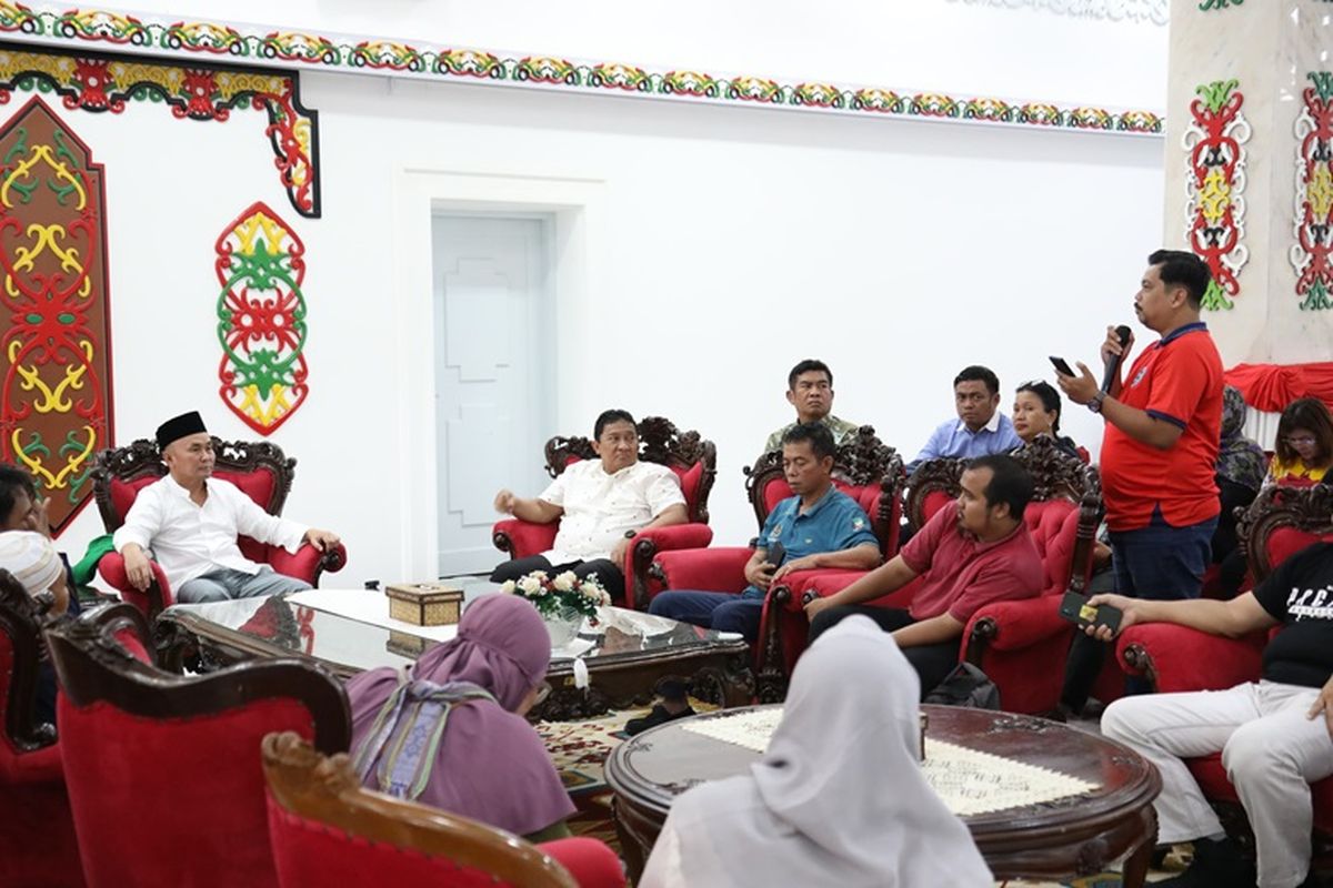 Pemprov Kalteng menyalurkan 1.420 ton beras lewat mekanisme pasar murah pada program bertajuk ?Berbagi Berkah Bulan Ramadhan?.