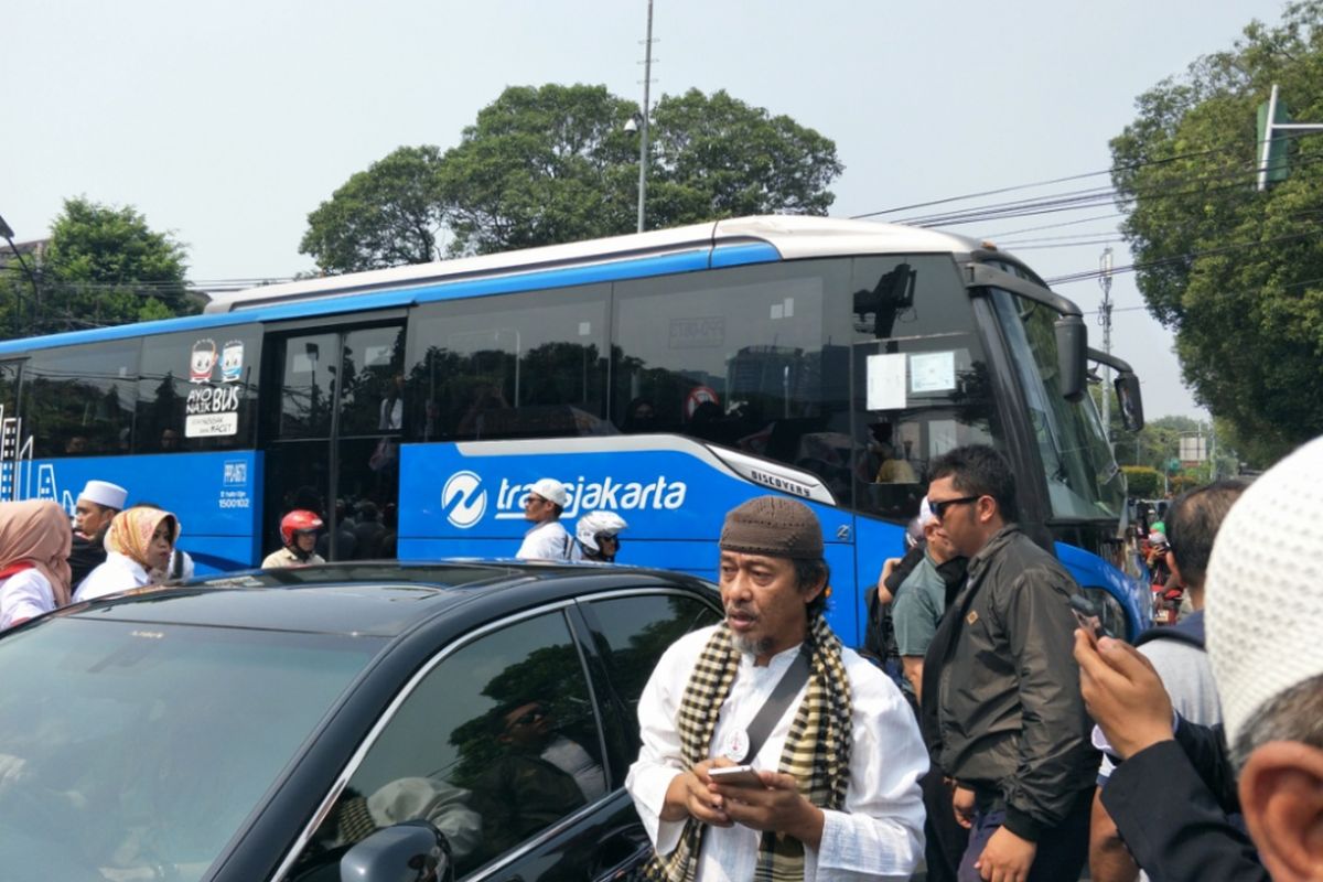 Perjalanan transjakarta trayek Lebak Bulus-Senen terganggu ketika melintasi Jalan Imam Bonjol, Jumat (10/8/2018).