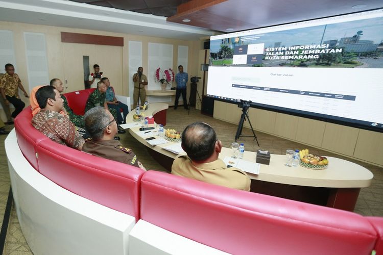 Wali Kota Hendrar Prihadi meresmikan situation room Kota Semarang, Senin (19/2/2018)