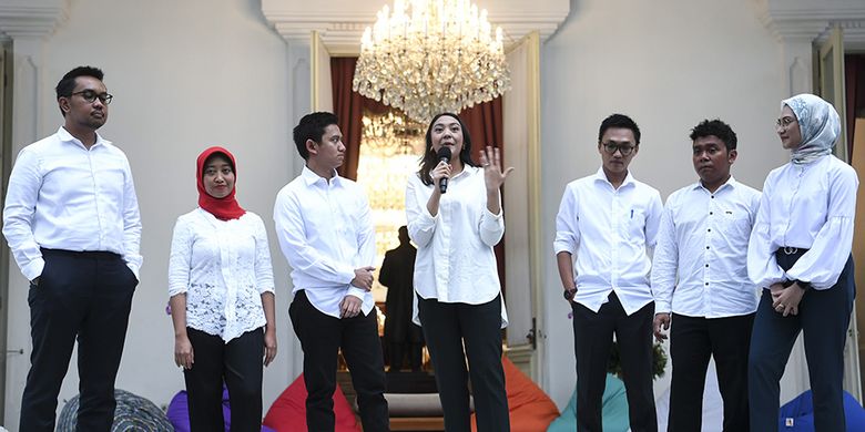 Staf khusus Presiden Joko Widodo yang baru dari kalangan milenial (kiri ke kanan) CEO Amartha, Andi Taufan Garuda Putra, Perumus Gerakan Sabang Merauke Ayu Kartika Dewi, Pendiri Ruang Guru Adamas Belva Syah Devara, CEO dan Founder Creativepreneur Putri Indahsari Tanjung, Mantan Ketua Pergerakan Mahasiswa Islam Indonesia/PMII Aminuddin Maruf, Peraih beasiswa kuliah di Oxford Billy Gracia Yosaphat Mambrasar dan Pendiri Thisable Enterprise Angkie Yudistia menjawab pertanyaan wartawan saat diperkenalkan di halaman tengah Istana Merdeka Jakarta, Kamis (21/11/2019). Ketujuh stafsus milenial tersebut mendapat tugas untuk memberi gagasan serta mengembangkan inovasi-inovasi di berbagai bidang. ANTARA FOTO/Wahyu Putro A/nz