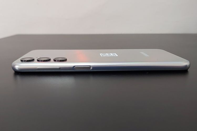 Bagian kanan Samsung Galaxy M34 5G mencakup tombol daya (power) dan tombol volume. Tombol power sudah terintegrasi dengan fingerprint scanner.