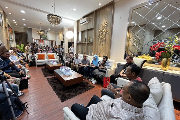 Suasana mediasi lanjutan yang digelar Wakil Walikota Surabaya Armuji dnegan mempertemukan para korban dengan pemilik CV Lestari Jaya sekaligus penjual tanah kavling, Muhammad Bisri di Rumash Apirasi, Kamis (10/7/2025).