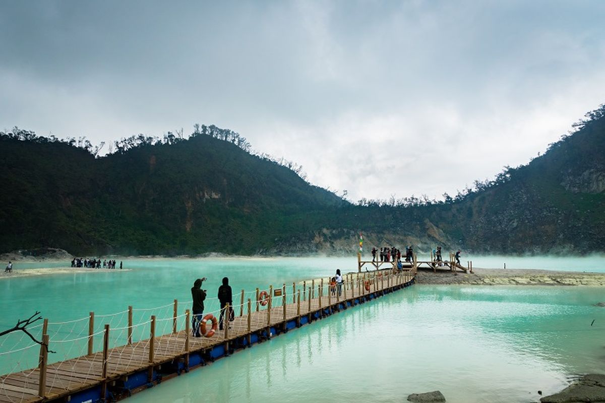 Ilustrasi Jawa Barat - Tempat wisata Kawah Putih di Kabupaten Bandung.