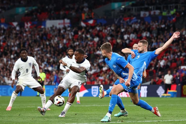 Pertandingan Inggris vs Islandia pada laga uji coba di Stadion Wembley, London, Sabtu (8/6/2024) dini hari WIB. (Photo by HENRY NICHOLLS / AFP) 