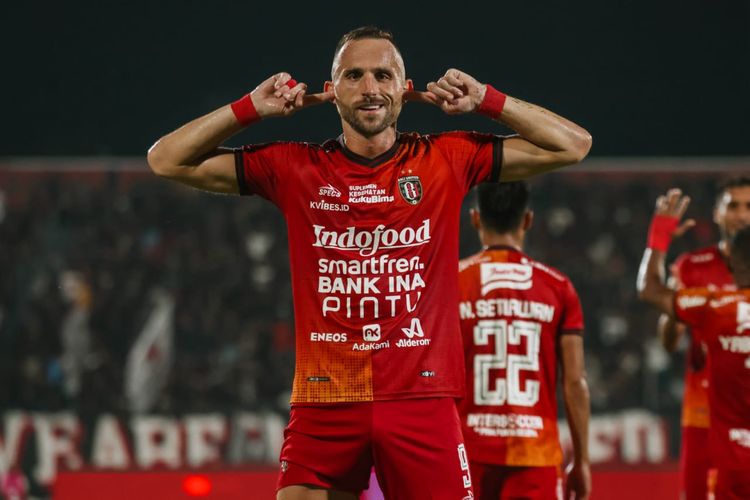 Striker Bali United, Ilija Spasojevic, melakukan selebrasi seusai mencetak gol ke gawang RANS Nusantara FC pada laga pekan ketiga Liga 1 2022-2023 di Stadion Kapten I Wayan Dipta, Kamis (4/8/2022). Laga Bali United vs RANS Nusantara FC berakhir 3-2 untuk kemenangan tim tuan rumah. Artikel ini berisi daftar top skor Liga 1.