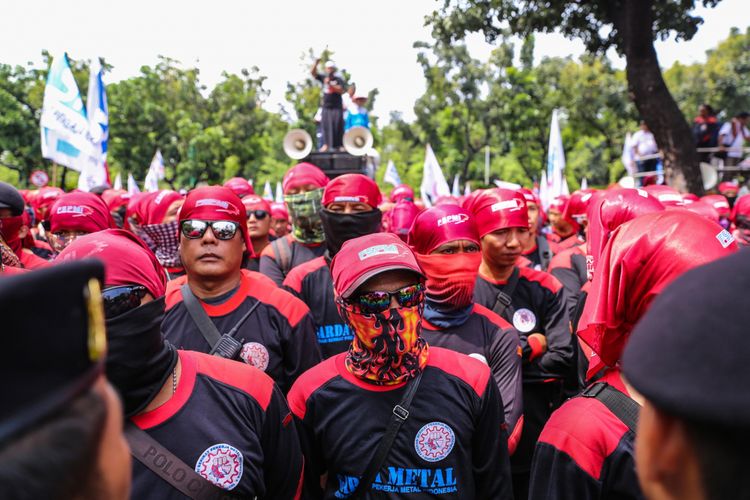 Massa dari berbagai organisasi buruh melakukan aksi unjuk rasa di depan Balai Kota DKI Jakarta, Jalan Medan Merdeka Selatan, Sabtu (10/11/2017). Buruh menolak upah minimum provinsi DKI Jakarta 2018 yang telah ditetapkan Gubernur DKI Jakarta Anies Baswedan. KOMPAS.com/GARRY ANDREW LOTULUNG