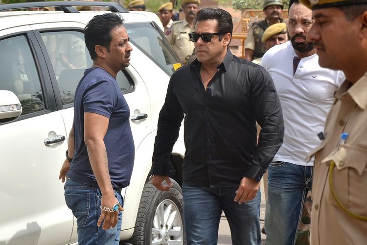 Aktor India Salman Khan tiba di pengadilan Jodhpur untuk menghadiri sidang pembacaan vonis kasus pembunuhan satwa liar yang terjadi pada 1988, Kamis (5/4/2018). 