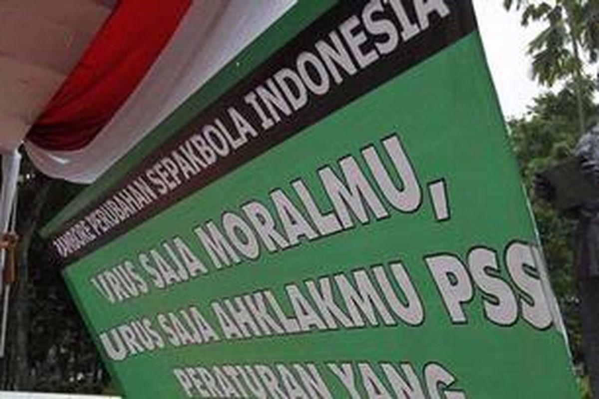 Aktivis memasang baliho jelang Jambore Perubahan Sepak Bola Indonesia di Tugu Proklamasi, Jakarta, Kamis (20/1/2011). Aliansi Suporter Indonesia dan komunitas Save Our Soccer menggelar jambore untuk mendukung perbaikan sepak bola Indonesia.