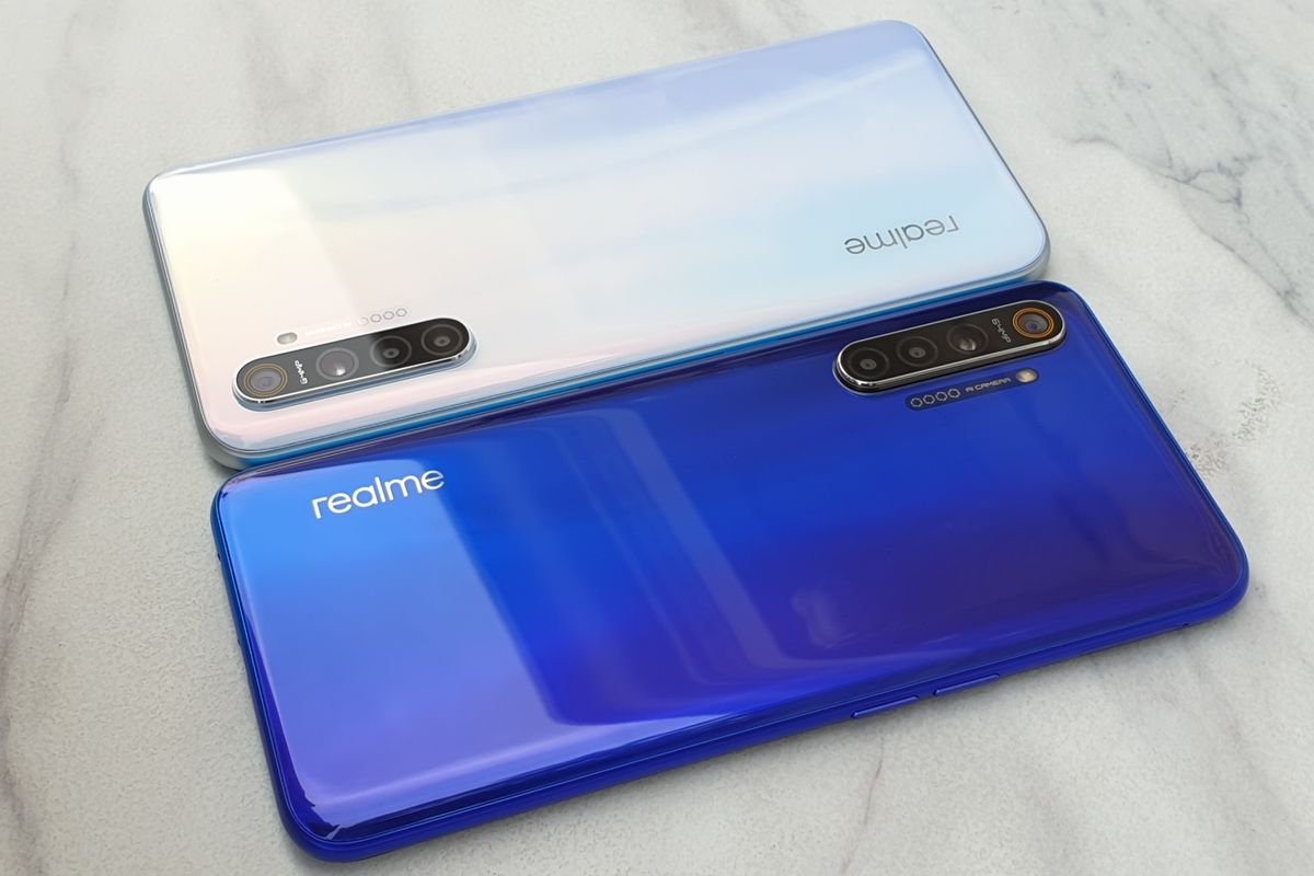 Tampilan punggung Realme XT varian Pearl White (atas) dan Pearl Blue (bawah). Realme XT mengusung empat kamera (64 MP + 8 MP + 2 MP + 2 MP) yang menempel di bagian belakangnya. Ada pula logo realme dan sebuah modul LED flash.