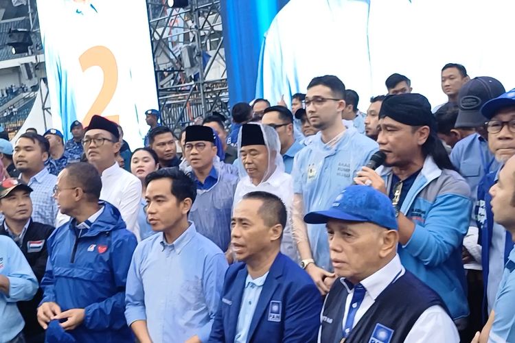 Cawapres nomor urut 2 Gibran Rakabuming Raka menghadiri acara Temu Kader Pagelaran Anak Negeri Prabowo-Gibran di Stadion GBLA, Kota Bandung, Jawa Barat, Kamis (8/2/2024).