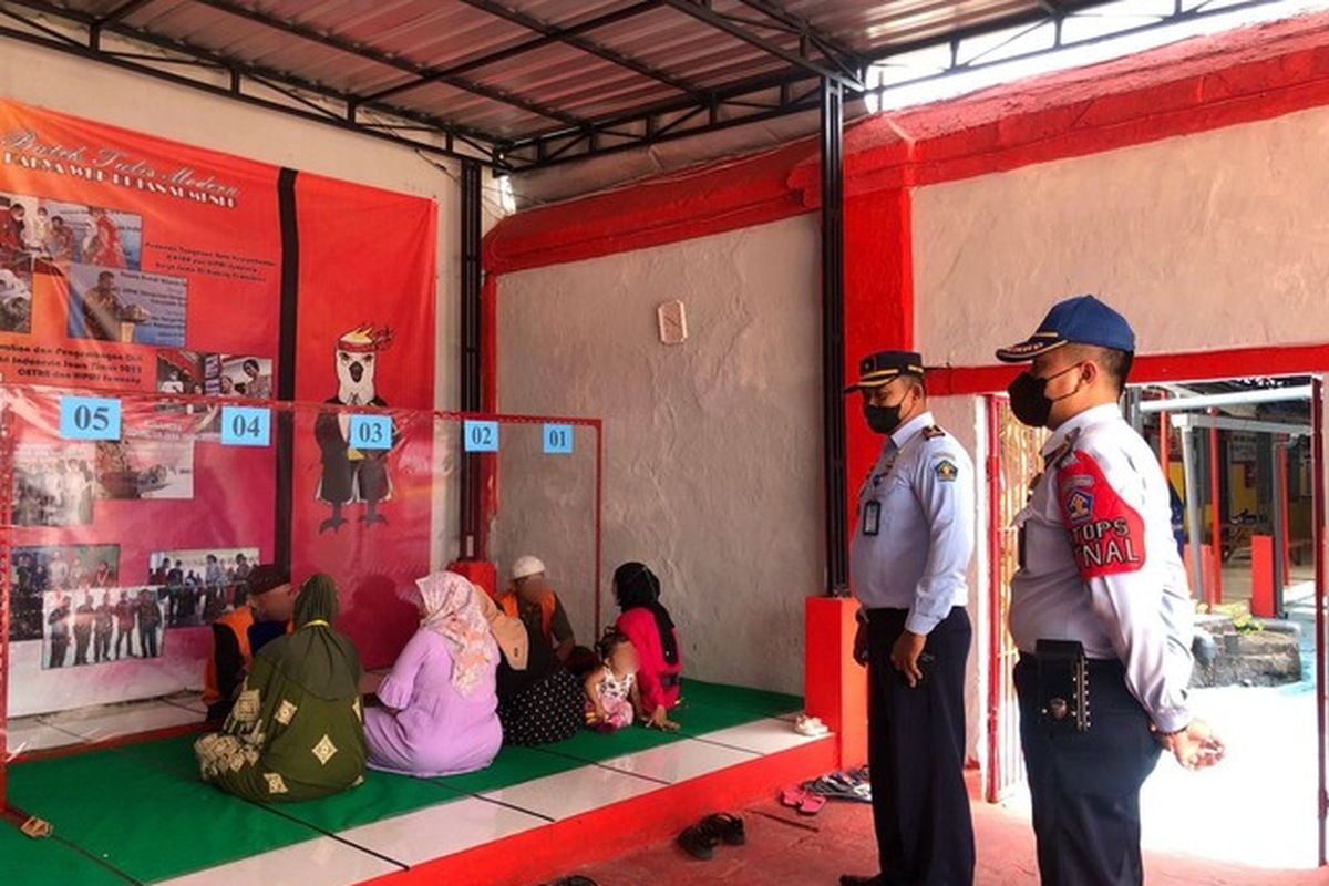 Plt Karutan tinjau langsung pelaksanaan kunjungan tatap muka hari pertama pada selasa (12/7/2022). 