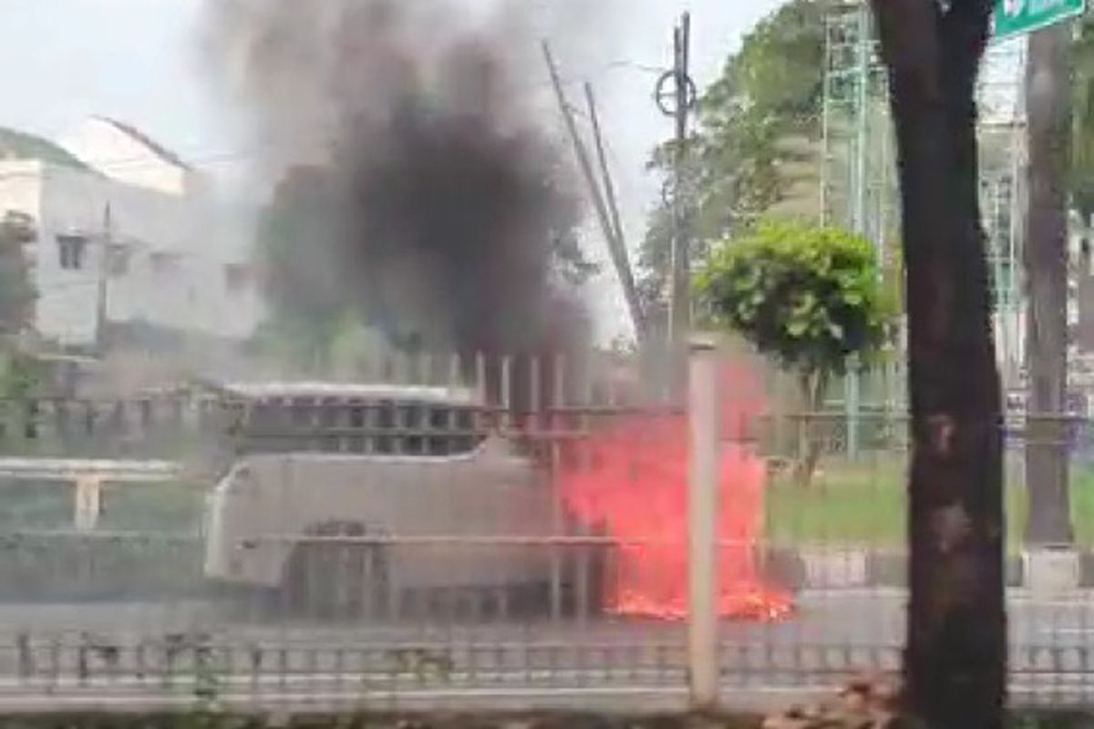 tangkapan layar dari video mobil Toyota Alphard yang terbakar di Pondok Indah, Jakarta Selatan, Senin (11/5/2020)