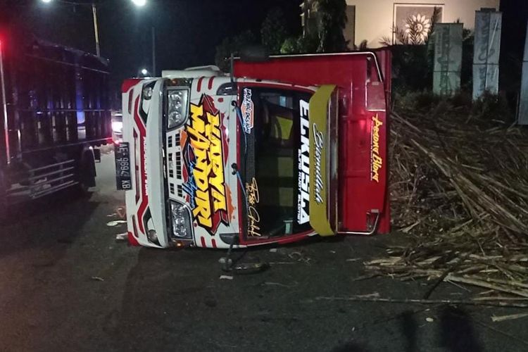 TUMPAH--Truk bermuatan tebu terguling diruas Jalan Ring Road Barat, Kota Madiun, Jawa Timur, Rabu (24/8/2022) malam