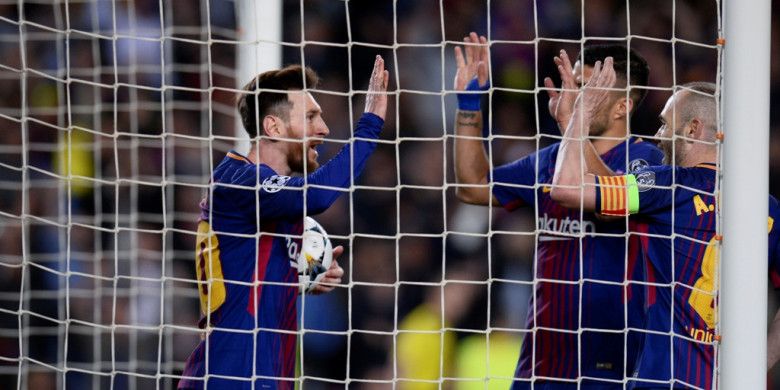 Pemain FC Barcelona, Lionel Messi, Luis Suarez, dan Andres Iniesta, merayakan gol yang dicetak ke gawang AS Roma dalam laga leg pertama perempat final Liga Champions di Stadion Camp Nou, Barcelona, Spanyol pada 4 April 2018.
