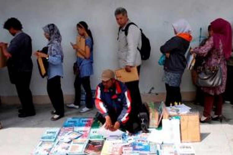 Warga mengantre saat menyerahkan berkas lamaran calon pegawai negeri sipil (CPNS) di Youth Center, Sleman, DI Yogyakarta, Jumat (20/9/2013). Ribuan pelamar memperebutkan 120 kursi yang tersedia di Pemda DI Yogyakarta. Tes akan dilaksanakan pada 25-27 September.