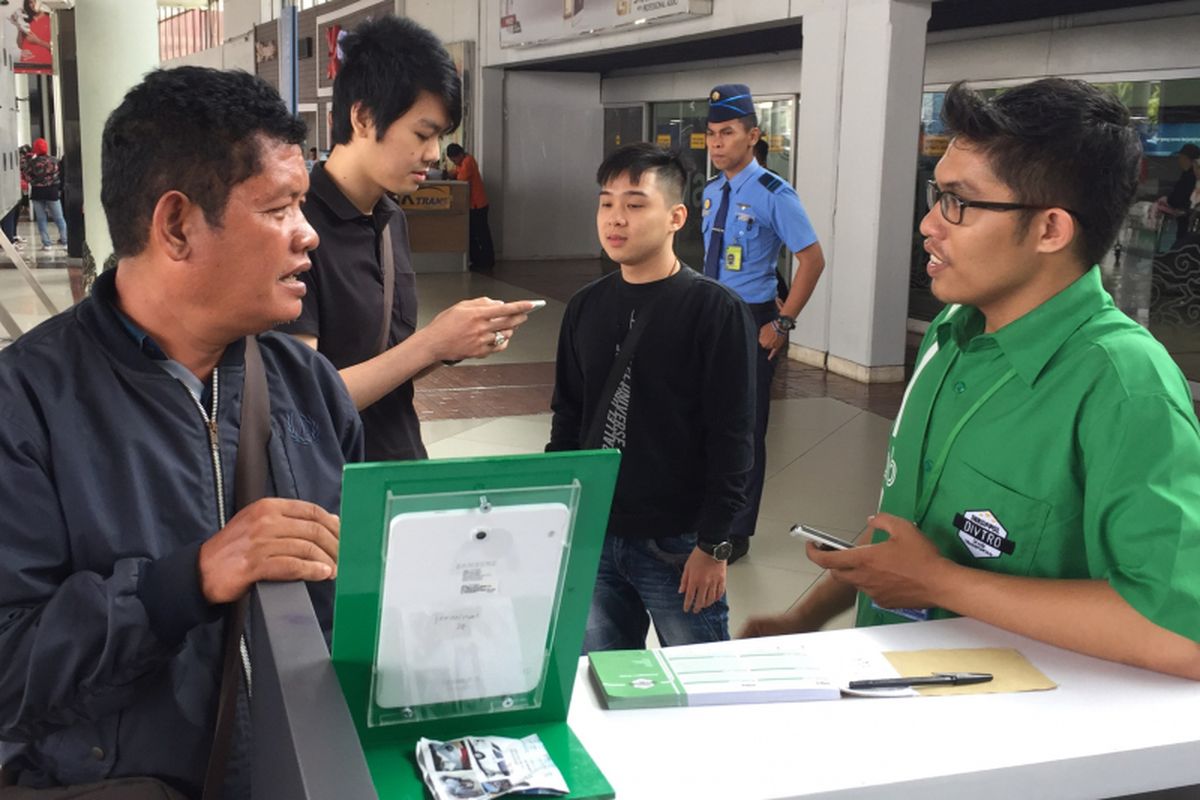 Suasana booth pemesanan GrabCar di Terminal 1B Kedatangan Bandara Soekarno-Hatta, Tangerang, Selasa (24/10/2017). Layanan taksi online dari Grab di bawah naungan Induk Koperasi Kepolisian (Inkoppol) resmi beroperasi mengangkut penumpang di Bandara Soekarno-Hatta per hari Senin (23/10/2017). 