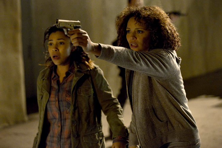 Carmen Ejogo dan Zoë Soul dalam film horor aksi The Purge: Anarchy (2014).