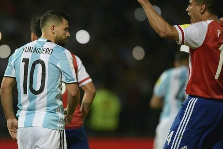 Pemain Argentina, Sergio Aguero (kiri), terlihat kecewa setelah gagal mengeksekusi penalti ke gawang Paraguay, dalam laga kualifikasi Piala Dunia 2018 Zona Amerika Selatan, di Cordoba, Argentina, Selasa (11/10/2016).