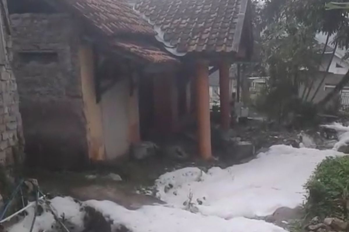 Permukiman warga di Desa Gunung Masigit, Kecamatan Cipatat, Bandung Barat diterjang banjir busa.
