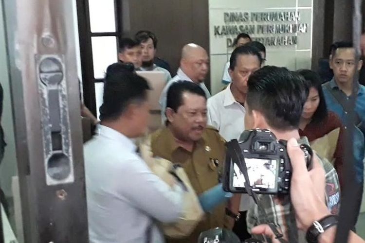 Sekretaris Dinas Perumahan Kawasan Pemukiman dan Pertanahan (DPKPP) Kabupaten Bogor berinisial IR saat ditangkap Satreskrim Polres Bogor di Kantor DKPP, Cibinong, Kabupaten Bogor, Selasa (3/3/2020) sekitar pukul 16.00 WIB