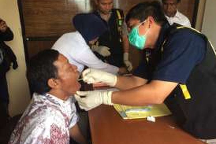 Tim DVI Polres Batang, Jawa Tengah, mengambil sampel air liur salah satu korban kecelakaan kapal di perairan Tuban, Jawa Timur, Senin (21/11/2016)