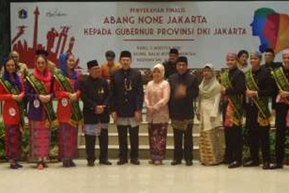 Gubernur DKI Jakarta Basuki Tjahaja Purnama bersama finalis Abang None Jakarta tahun 2016 di Balai Kota DKI Jakarta, Jalan Medan Merdeka Selatan, Rabu (3/8/2016). 