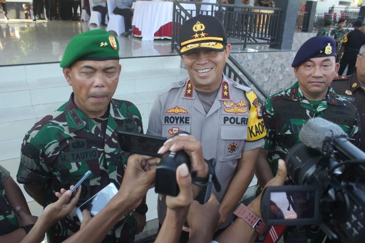 Kapolda Maluku, Irjen Pol Royke Lumowa didampingi Pangdam XVI Pattimura dan Danlantamal IX Ambon saat memberikan keterangan kepada wartawan di Lapangan Upacara Polda Maluku, Jumat (22/3/2019)