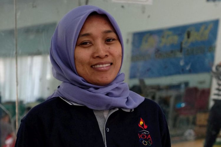 Juara Dunia Angkat Besi 1997 Winarni saat ini sedang berjuang untuk kesembuhan anaknya Faris (2,5 tahun) yang mengalami kelainan bawaan lahir atresia esofagus. Selain jadi juara dunia, Winarni mempersembahkan medali perunggu untuk Indonesia pada Olimpiade Sydney 2020. Gambar diambil pada 28 Juli 2018.
