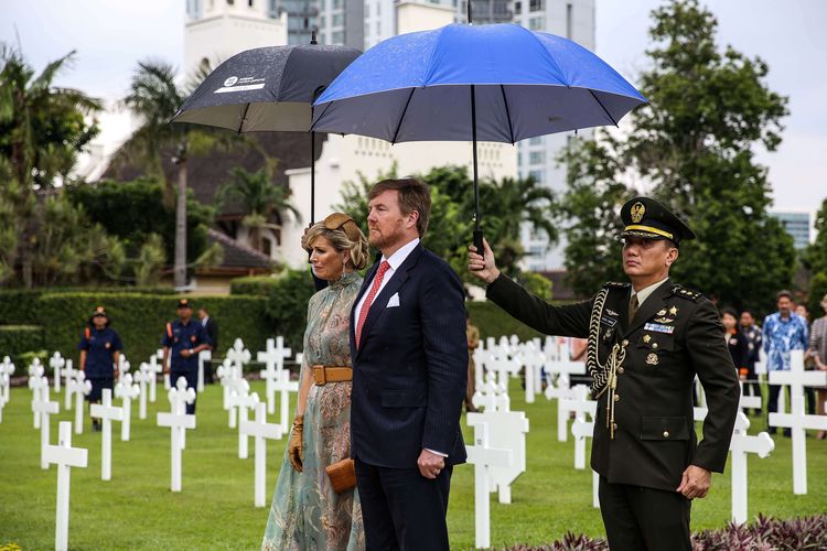 Raja Belanda Willem-Alexander dan Ratu Maxima memberikan penghormatan setelah menaruh karangan bunga di Taman permakaman korban perang di Ereveld Menteng Pulo, Menteng Dalam, Jakarta Selatan, Selasa (10/2/2020). Raja Willem-Alexander didampingi Ratu Maxima, tiga menteri, dan hampir 200 pengusaha ke Indonesia bertujuan untuk membahas kerja sama bilateral di bidang ekonomi dan peningkatan sumber daya manusia (SDM).