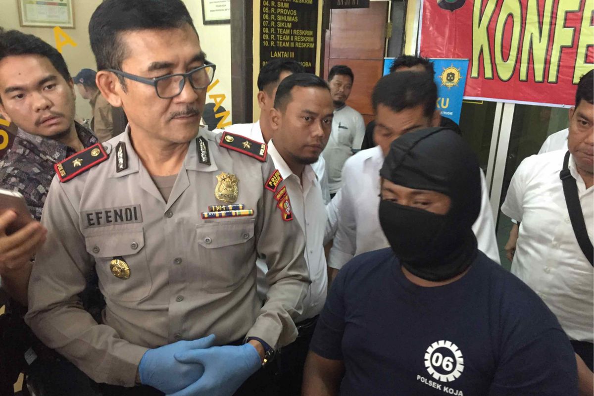 Seorang sopir mikrolet M30 trayek Tanjung Priok-Pulo Gadung bernama Erlangga diamankan polisi atas dugaan percobaan pencurian dengan kekerasan terhadap korban bernama Asih Sukarsih di jalur buswaya Jalan Yos Sudarso, Koja, Jakarta Utara, Sabtu (23/6/2018).  Kejadian itu mengakibatkan Asih meninggal dunia karena melompat dari mikrolet untuk menghindari pada pelaku, Senin (25/6/2018).