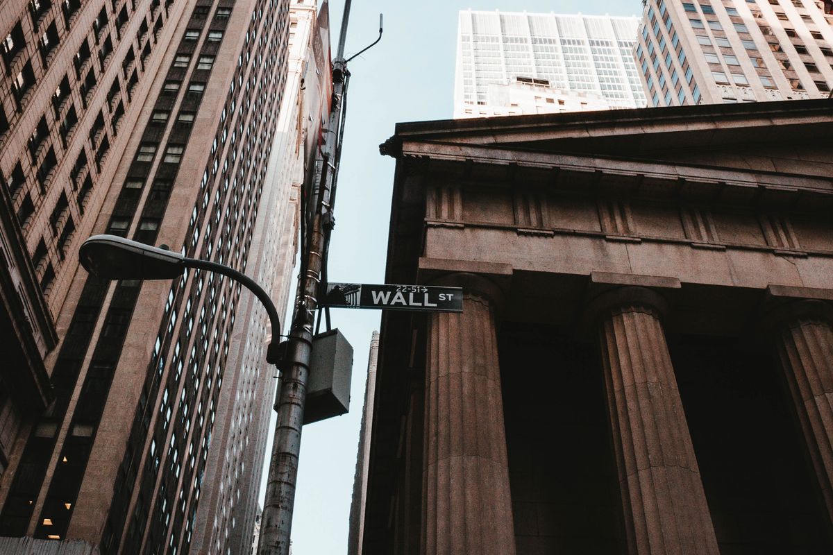 Wall Street Terkoreksi Imbas Harga Minyak dan Isu OpenAI