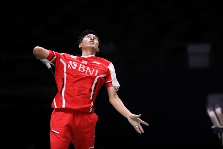 Tunggal putra Indonesia, Shesar Hiren Rhustavito, saat bertanding melawan wakil Korea Selatan, Jeon Hyeok-jin, pada ajang Piala Thomas 2022 yang digelar di Impact Arena, Bangkok, Thailand, pada Rabu (11/5/2022).