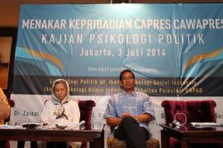 Dari kiri ke kanan Ketua Himpunan Psikologi Indonesia Jaya Johanes Rumeser, Ikatan Psikologi Klinis Indonesia Suprapti Sumarmo Markam, Ketua Lab Psikologi Politik Universitas Indonesia Hamdi Muluk, dan Pengajar Fakultas Psikologi Universitas Padjadjaran Zainal Abidin menjadi pembicara dalam acara diskusi rilis survei aspek kepribadian Capres dan Cawapres di Jakarta, Kamis (3/7/2014). Penelitian psikologi ini memberikan referensi mengenai aspek kepribadian Capres dan Cawapres kepada pemilih melalui tiga pendekatan, yaitu Analisis Psikobiografi, Analisa Pidato, dan Wawancara Kandidat di berbagai media.