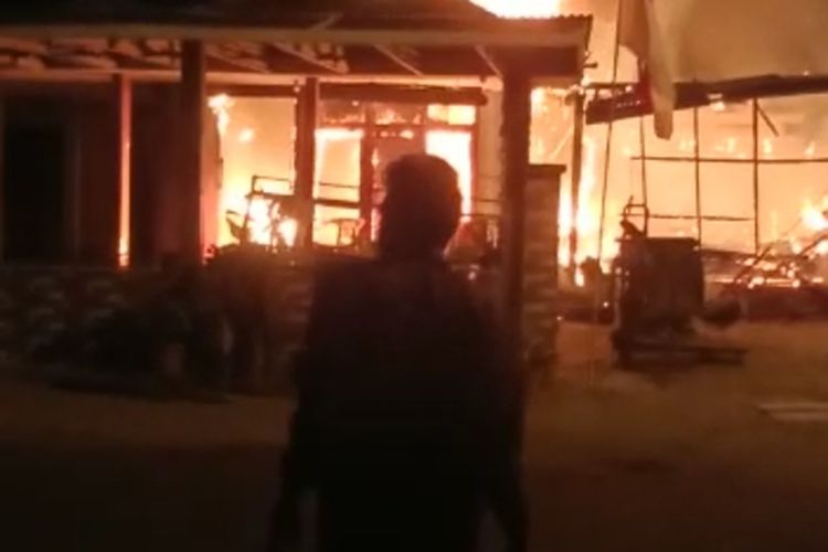 Ludes rumah warga Bangkalan dan toko sound system terbakar